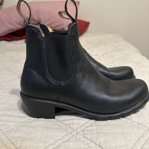 Black leather heeled Blundstone boots size 8